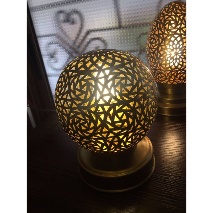 marrakeshop - Vente Lampes d'appoint/de bureau - Lampe de table marocaine ronde en laiton gravé à la main