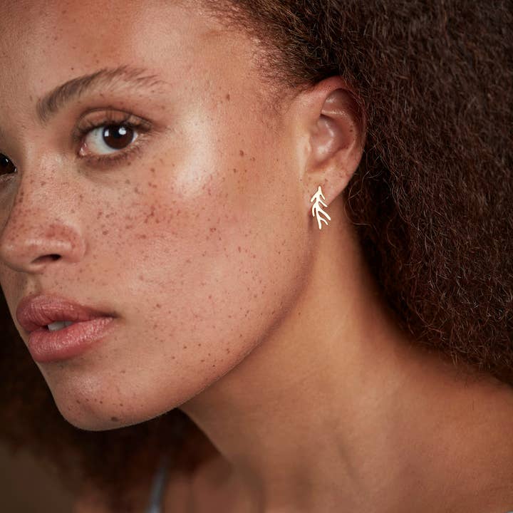 Nadja Carlotti Anemonen-Ohrstecker aus vergoldetem Messing für den Großhandel von Nadja Carlotti