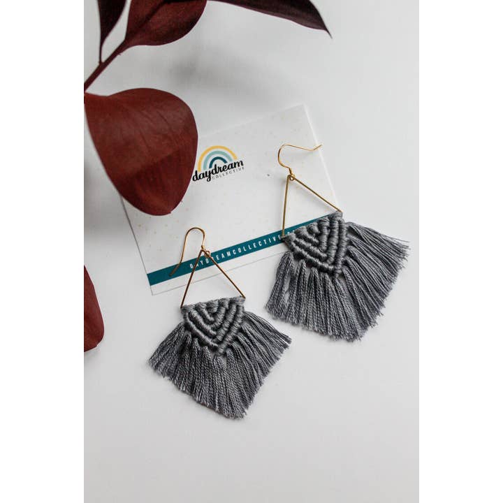 Boucles d'oreilles Triangle Macramé - Gris Clair pour la vente par Daydream Collective