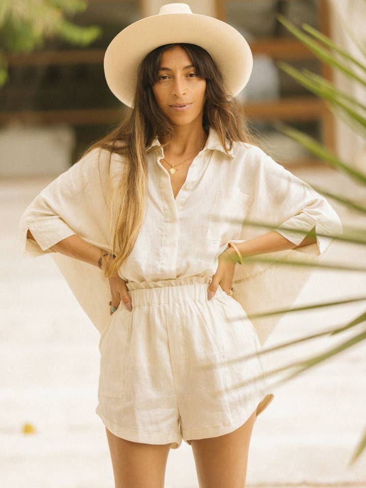 Ensemble haut boutonné et short Suka en lin (plusieurs couleurs) pour la vente par Myrah Penaloza Collection