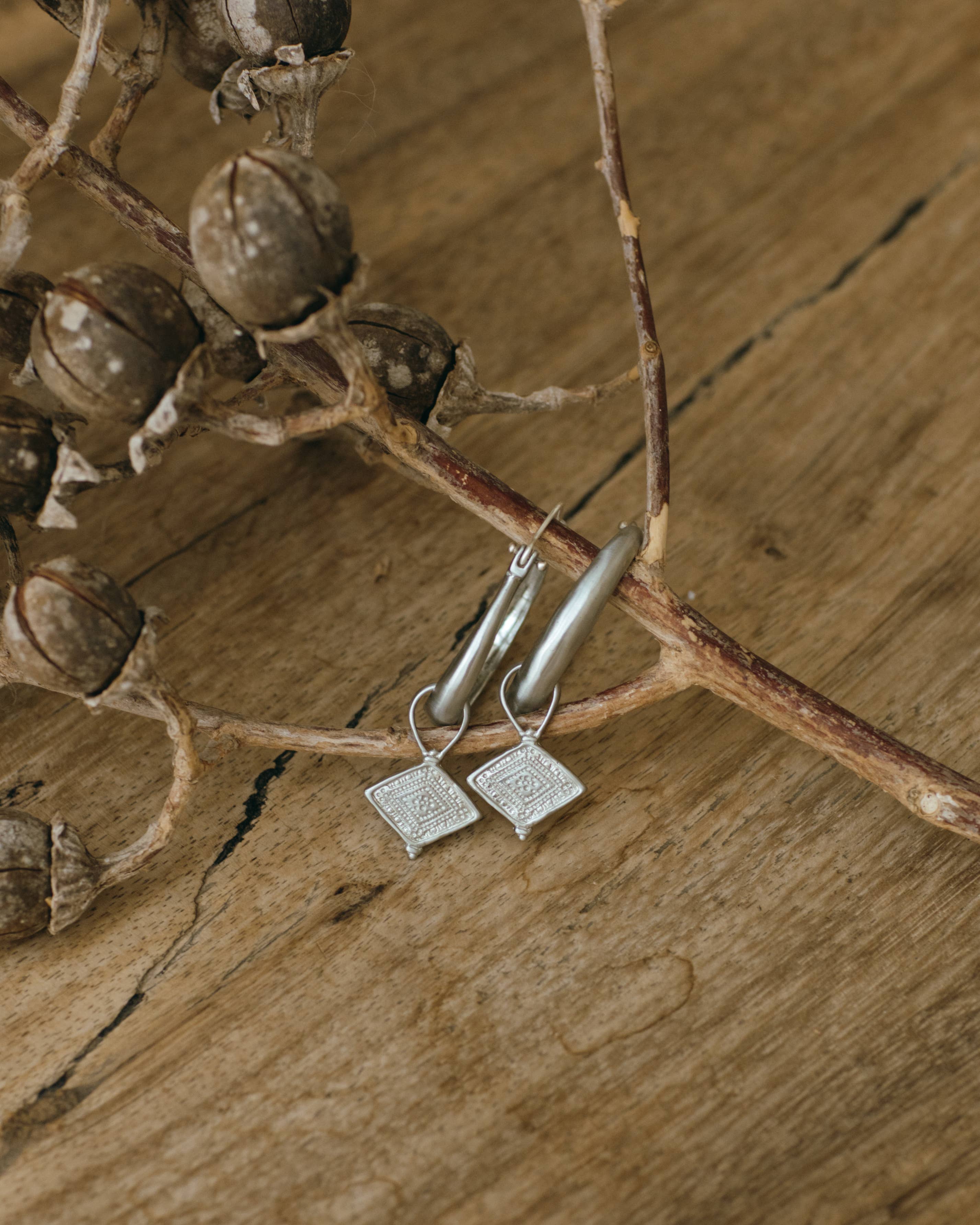 Nakila Collective – wholesale Hoop-örhängen – Kya hoops - vit mässing4