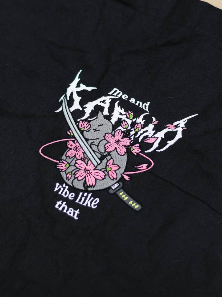 TheAlphaLoft – Großhandel Sweatshirt – Unisex – Taylor Swift Karma ist eine Katze besticktes Sweatshirt 1