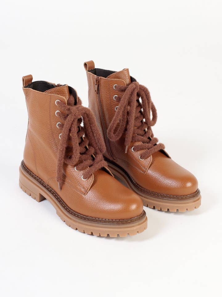 ELLIE CUOIO - Snörkängor med platt sula för wholesale av KMB Shoes