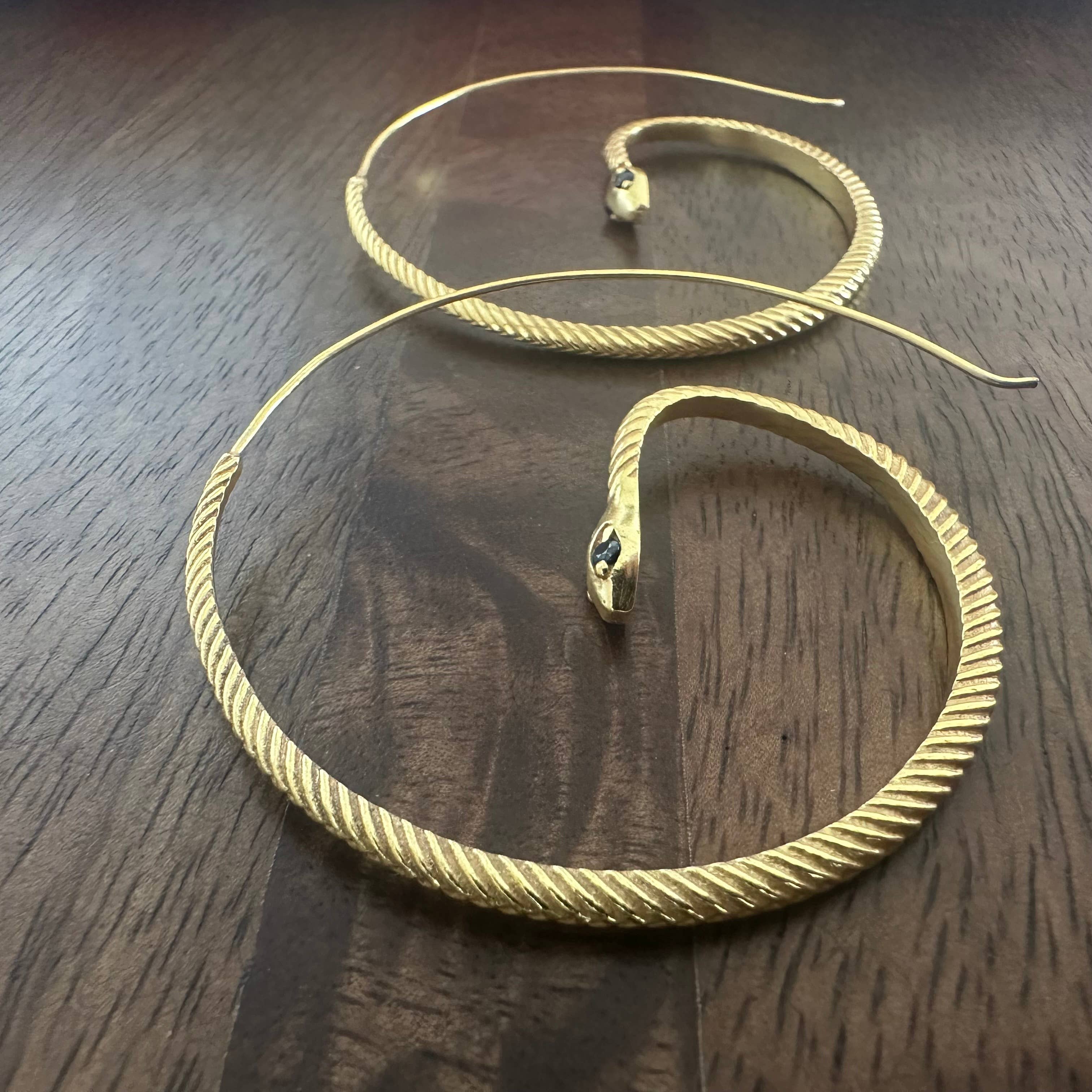 Anokhi Green | Handmade Gemstone Jewelry - Vendita all'ingrosso Orecchini a cerchio - Orecchini Neri | Cerchi a Forma di Serpente | Audace Pelle di Serpente1