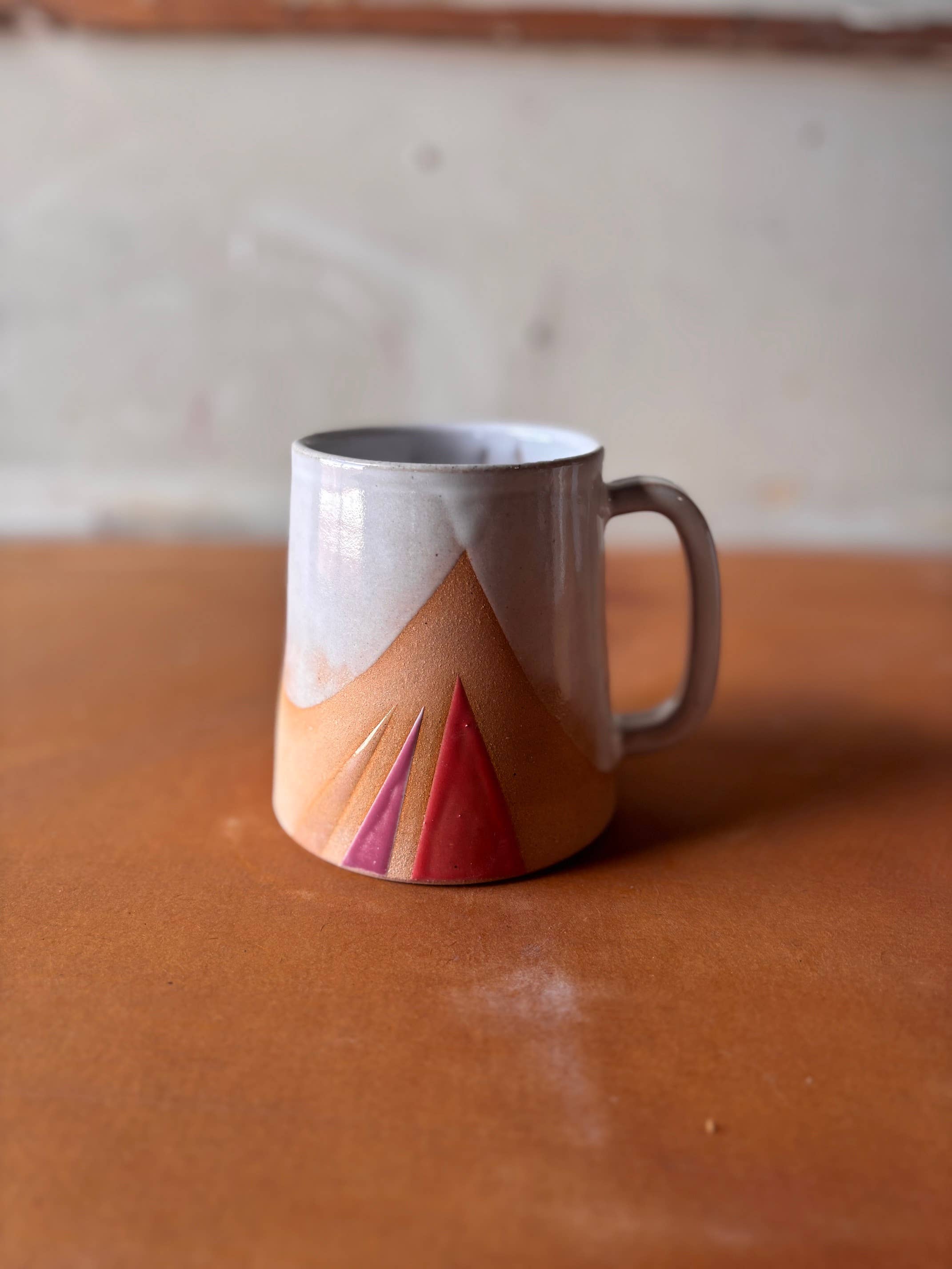 ROB Ceramics – wholesale Kaffekoppar – Handgjord keramikmugg med geometriskt triangelmotiv3