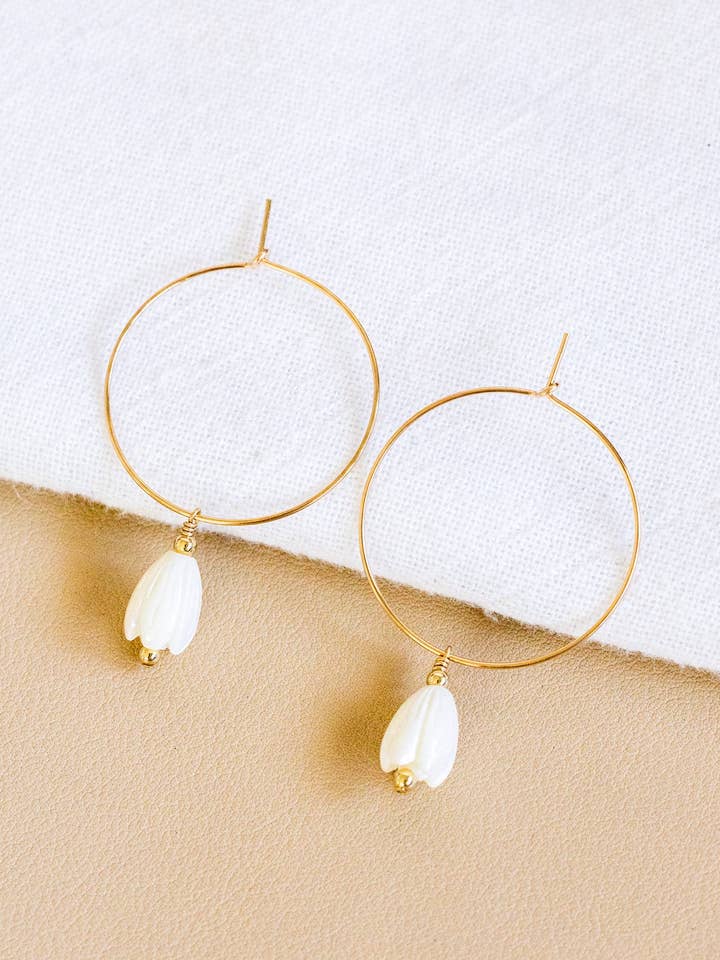 Grote MOP Pikake & Kraal Fijne Hoepels voor wholesale door Laine Honolulu