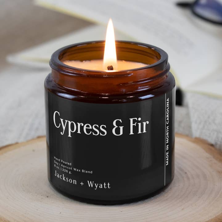 Cipresso e abete - 8oz - Versato a mano nella Carolina del Nord per la vendita all'ingrosso da parte di Jackson + Wyatt