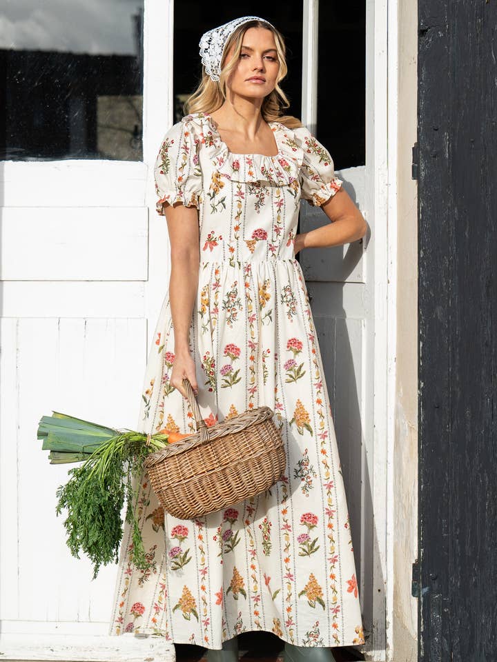 Lang flydende kjole med blomsterprint og firkantet flæsekrave - 6076 for engroshandel hos Daphnea