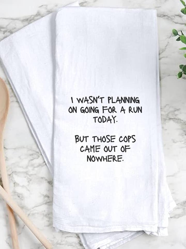 Torchon de cuisine humoristique — « Unexpected Run » pour la vente par Inklusive Printing, Designs & More