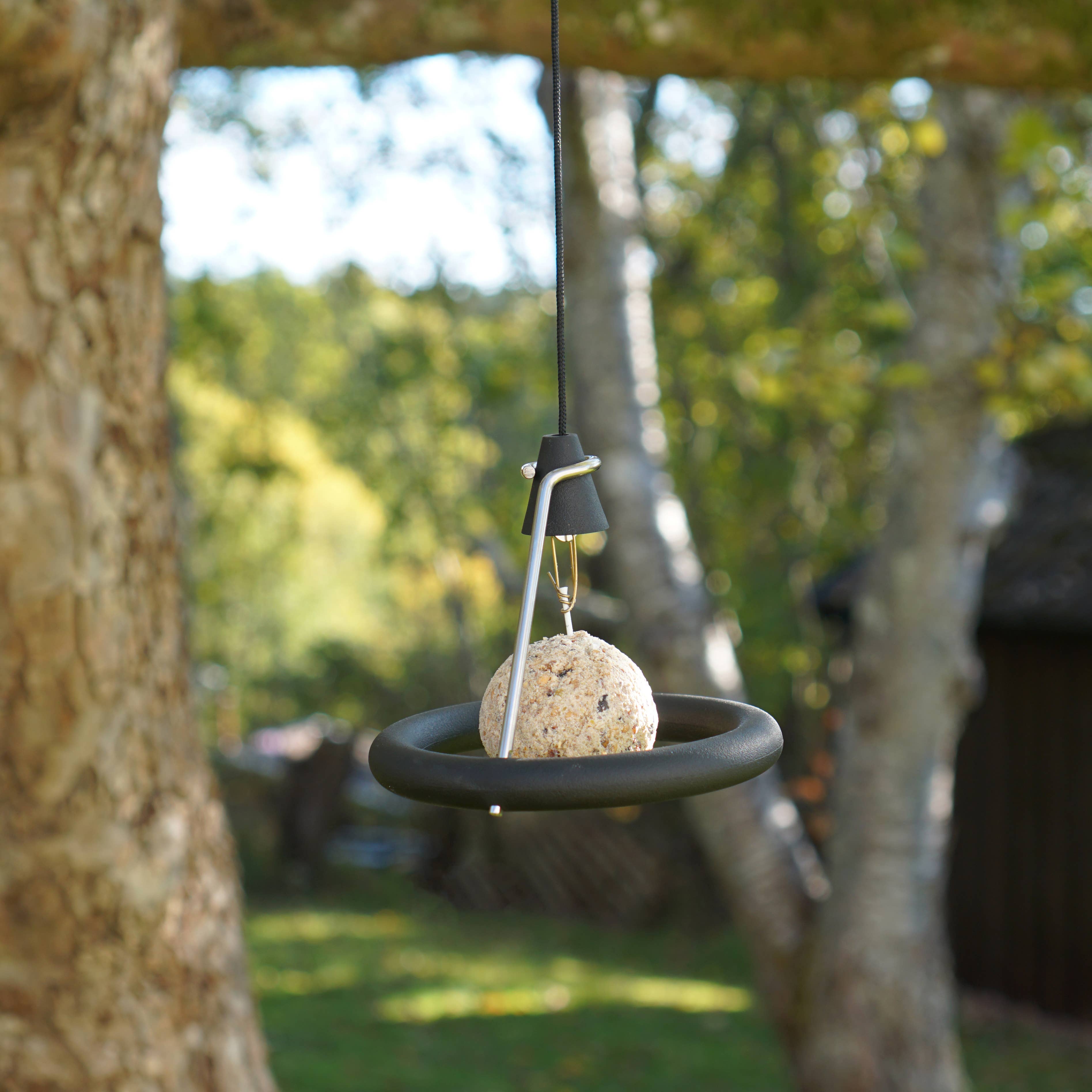 Born in Sweden AB - Vente Mangeoires pour oiseaux - Suspension pour boules de graisse en forme de satellite6