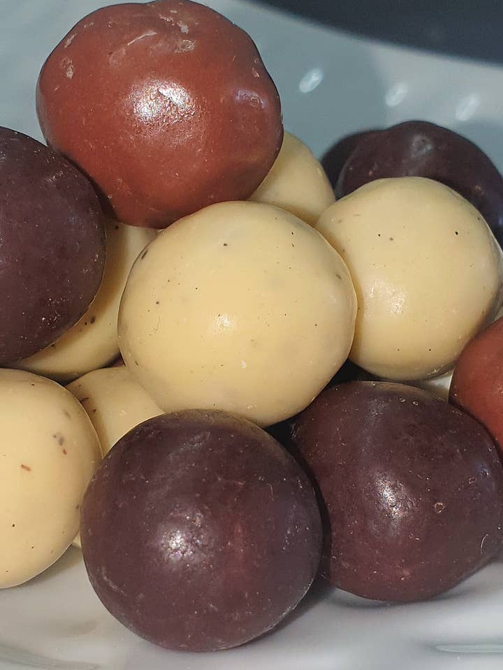 Hazelnuts covered with chocolates - assortments - bulk - organic for wholesale by La confiserie d'antan 100%bio