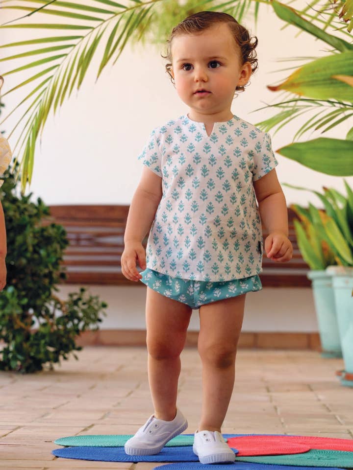 Hvid og turkis blomstret skjorte til drengebaby for engroshandel hos Charanga