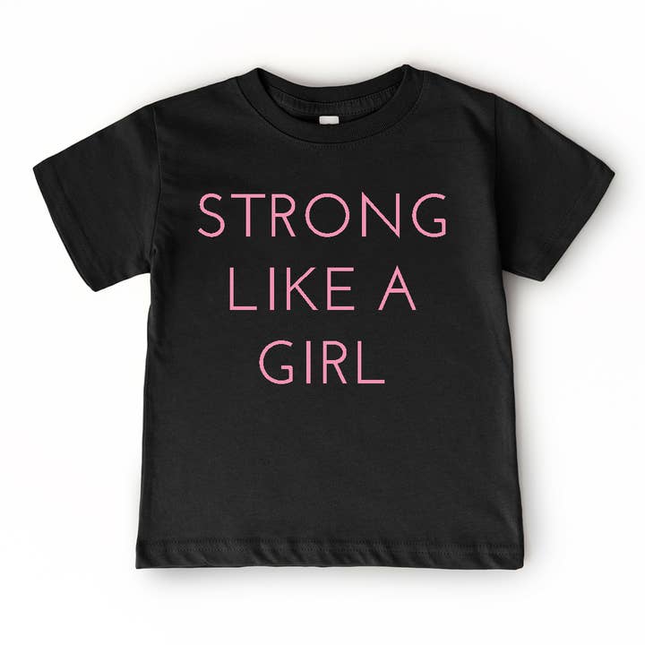 T-shirt graphique pour enfants « Forte comme une fille » | Boutique pour tout-petits et jeunes pour la vente par Holland Ave Clothing