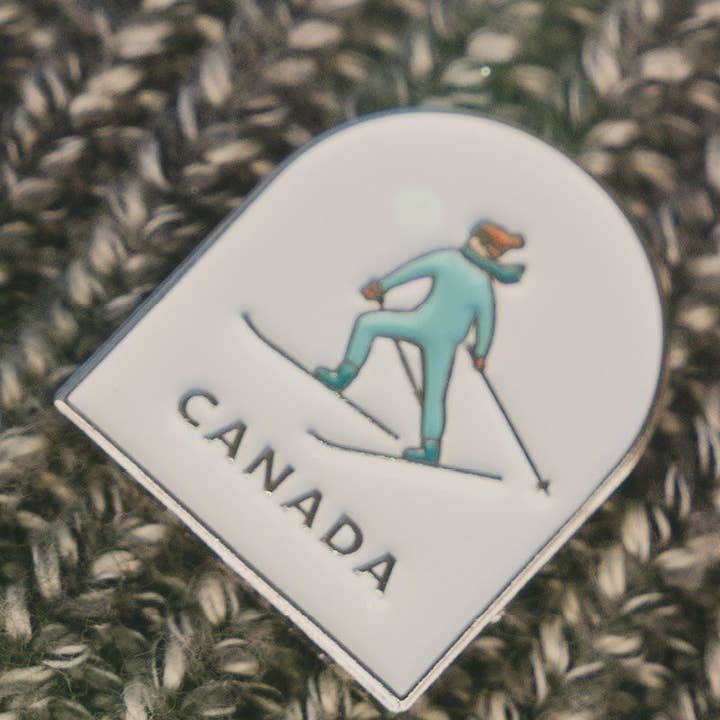 Spilla in smalto - Sciatore canadese per la vendita all'ingrosso da parte di Wildly Supply Co.