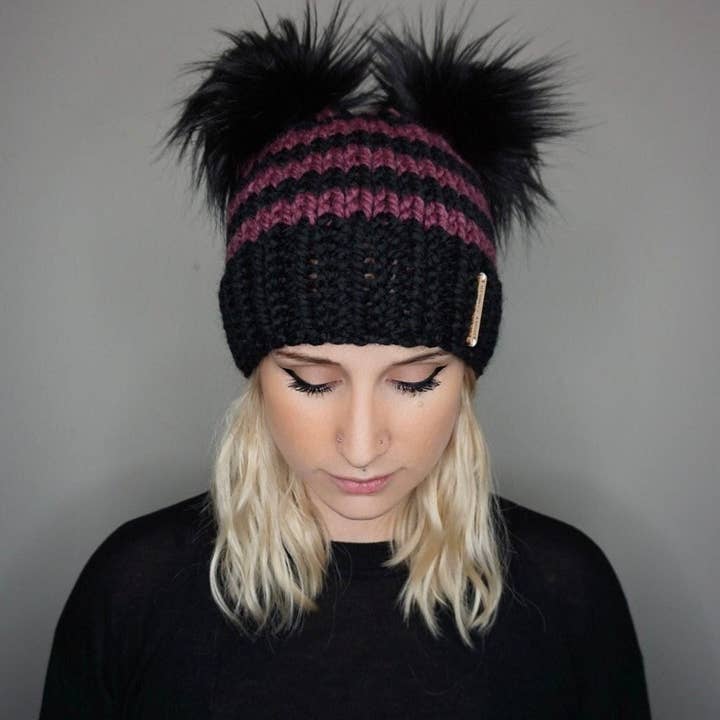 Le bonnet à double pompon rayé d'Halloween - Automne 2025, bonnet tricoté pour la vente par Charlie & Luna Co.
