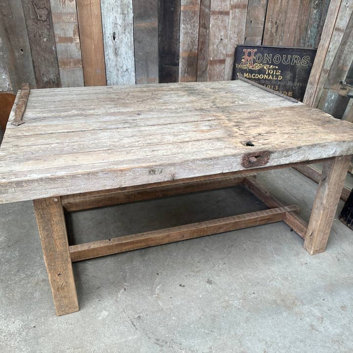 Tavolo da pranzo con porta del fienile rustica antica per la vendita all'ingrosso da parte di belvoir