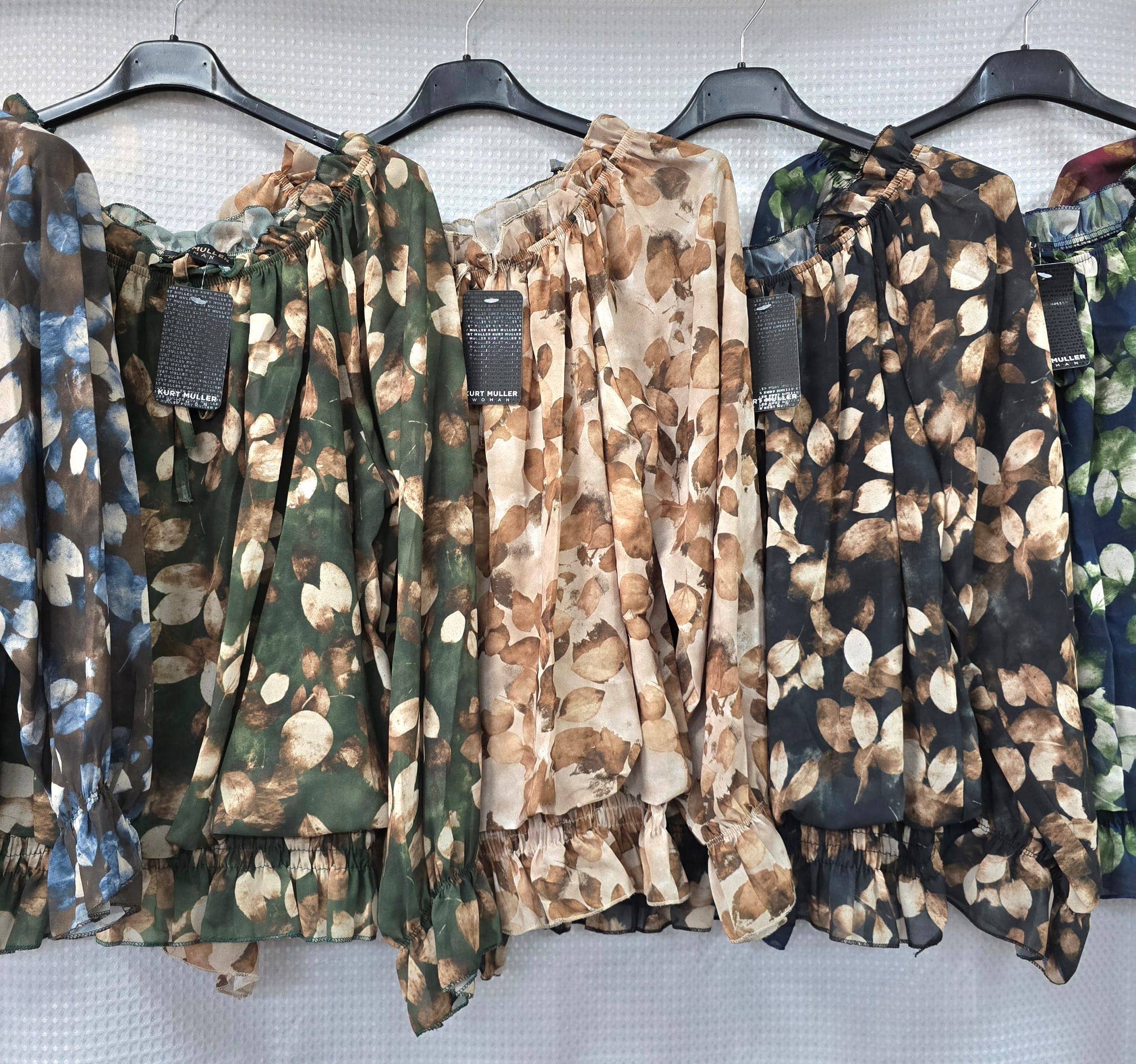 Kurt Muller - Venta al por mayor Blusa - Mujer - Blusa Bardot con volante de hojas en contraste2