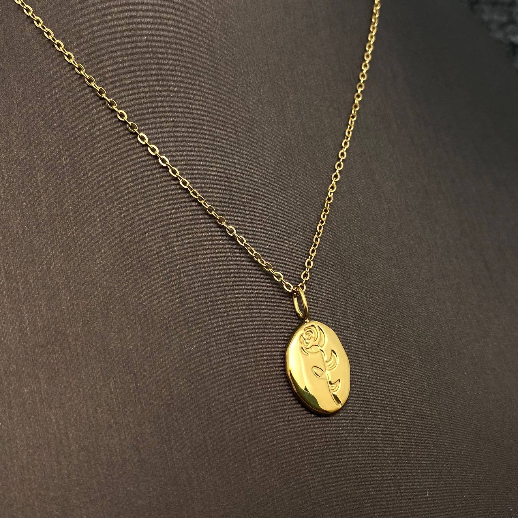 Mio Queena - Wholesale Pendant/Charm Necklace - Rose 18K Gold Plated Stainless Steel Oval Charm Necklace-FGS2