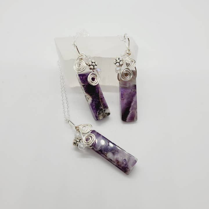 Collana con ciondolo floreale in ametista fatta a mano per la vendita all'ingrosso da parte di The Raven's Edge