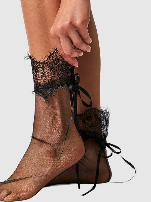 Chaussettes nouées en dentelle pour la vente par High Heel Jungle