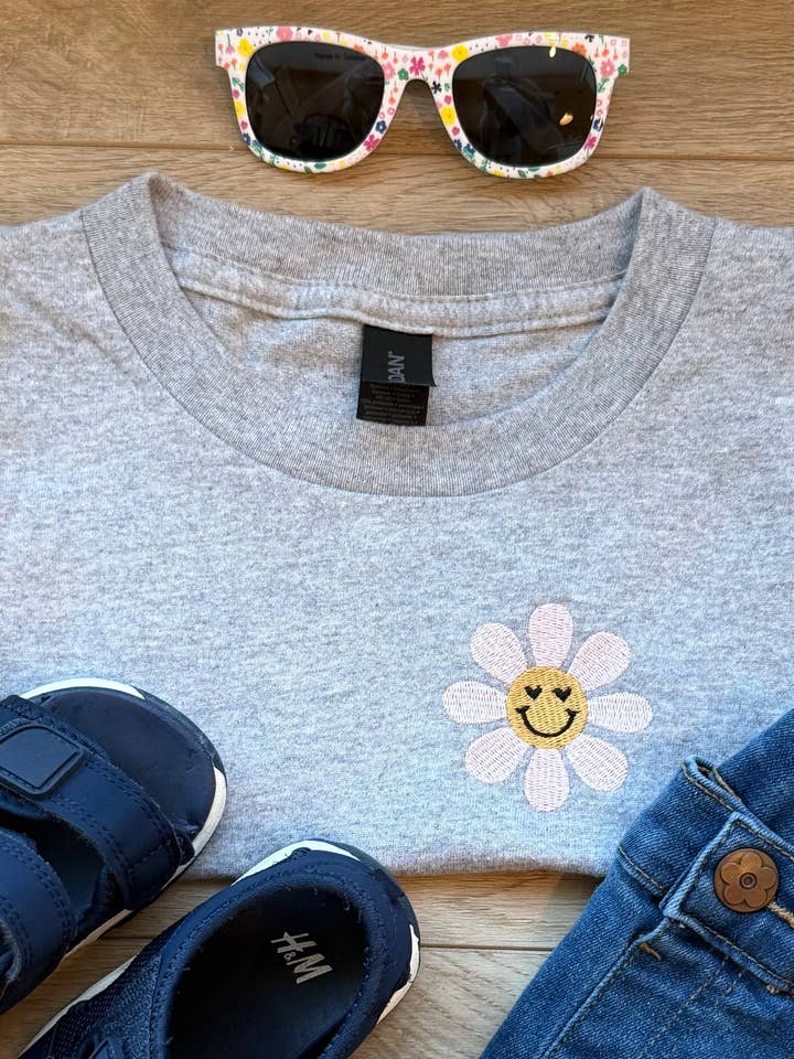 Broderet småbørns t-shirt med marguerit for engroshandel hos Soyer Designs & Co