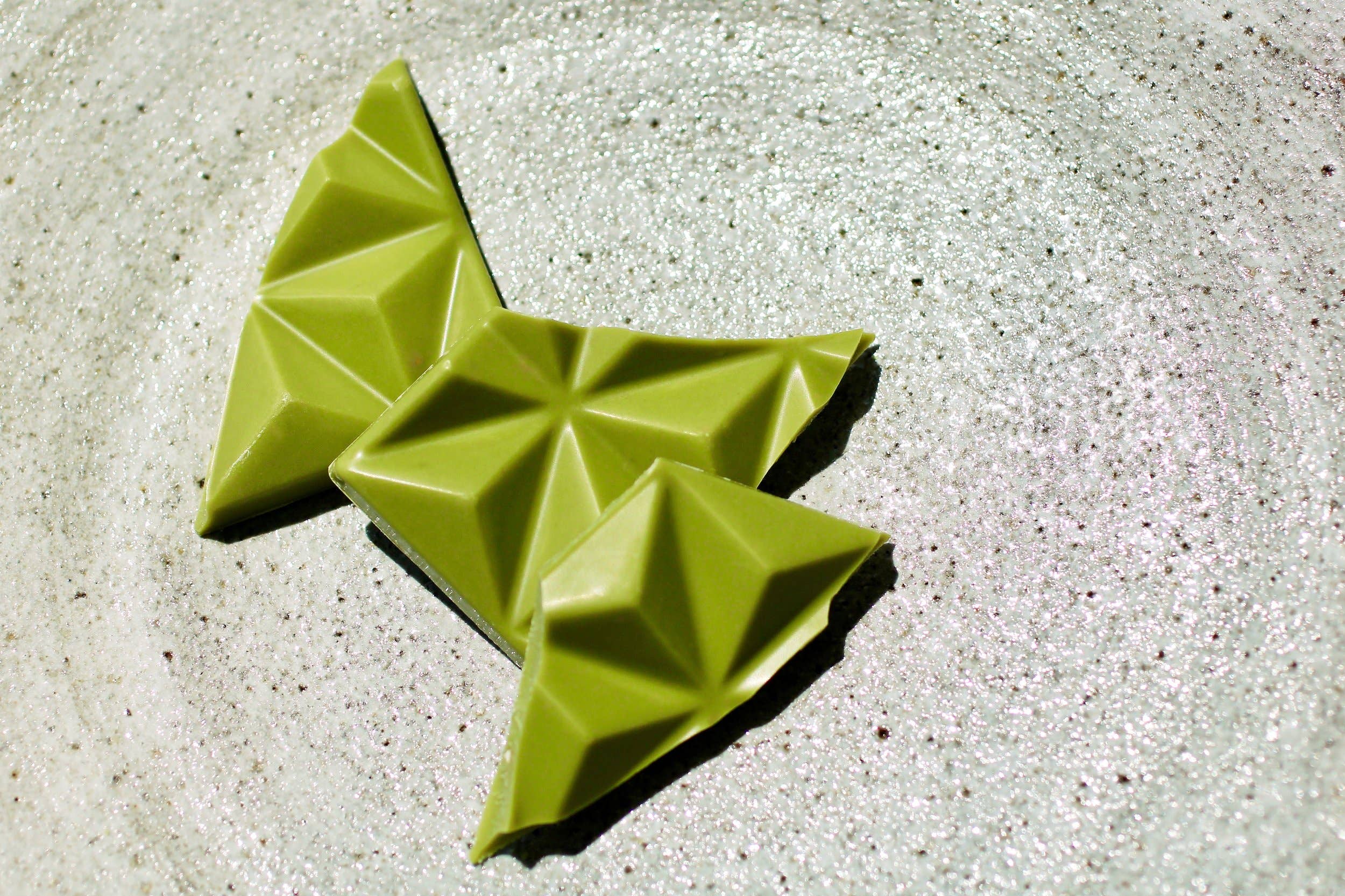 Deux Cranes - Wholesale Chocolate Bar - Matcha Chocolate with Caramelized Sesame2