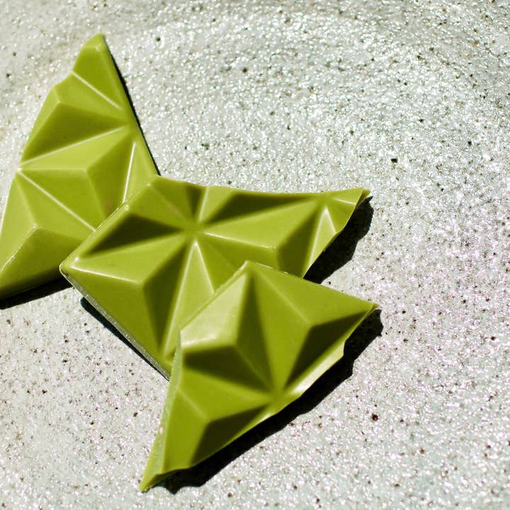 Deux Cranes - Wholesale Chocolate Bar - Matcha Chocolate with Caramelized Sesame2