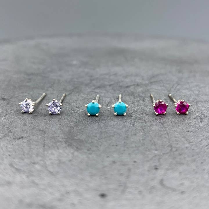 Brincos Redondos de Prata com Pedra de Nascimento por atacado de Something Silver