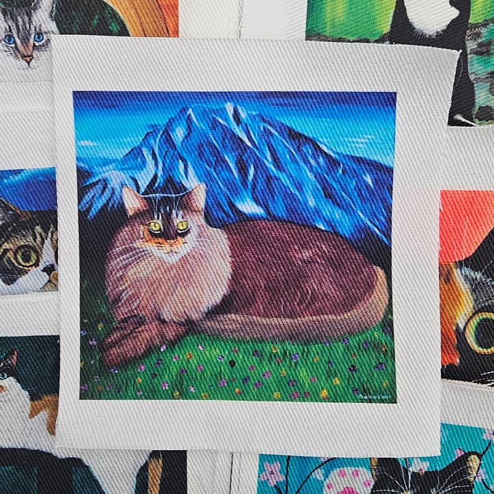 Maine Coon mit Mount Stuart Denim-Aufnäher zum Aufnähen für den Großhandel von MeerCatArt