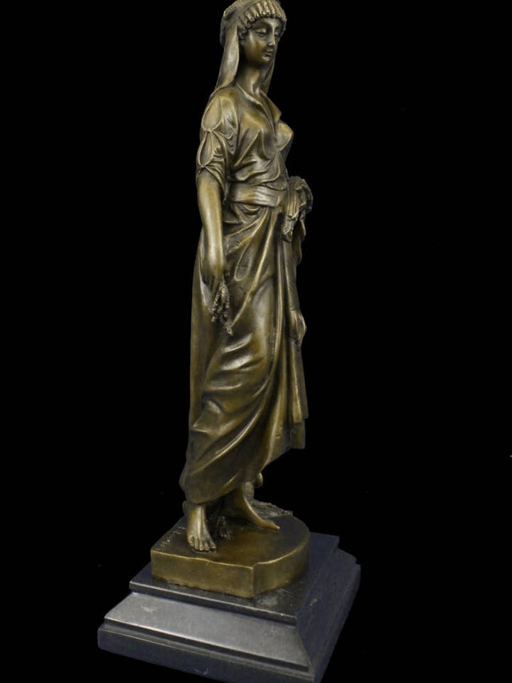 Reproduction de la sculpture en bronze de la déesse grecque statue de base en marbre cadeau art déco pour la vente par Bronzhaus