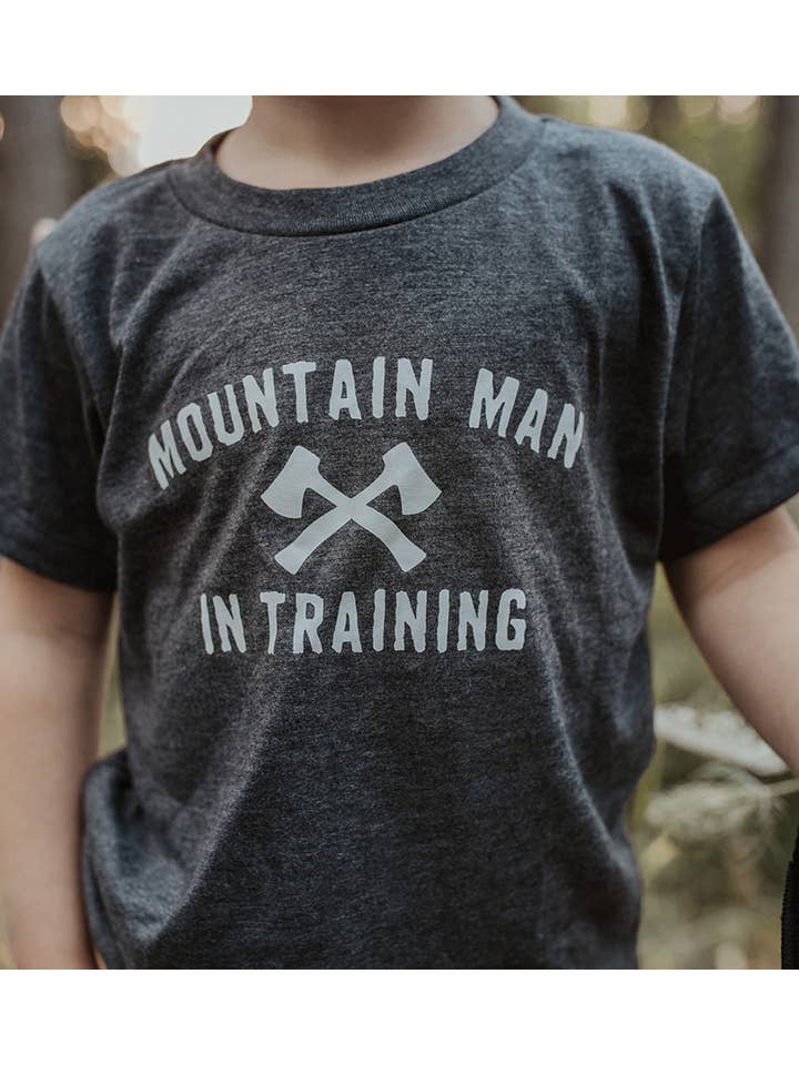 Made of Mountains - Vendita all'ingrosso Maglietta serigrafata - Bambini - Maglietta per Bambini "Piccolo Uomo di Montagna in Allenamento"1