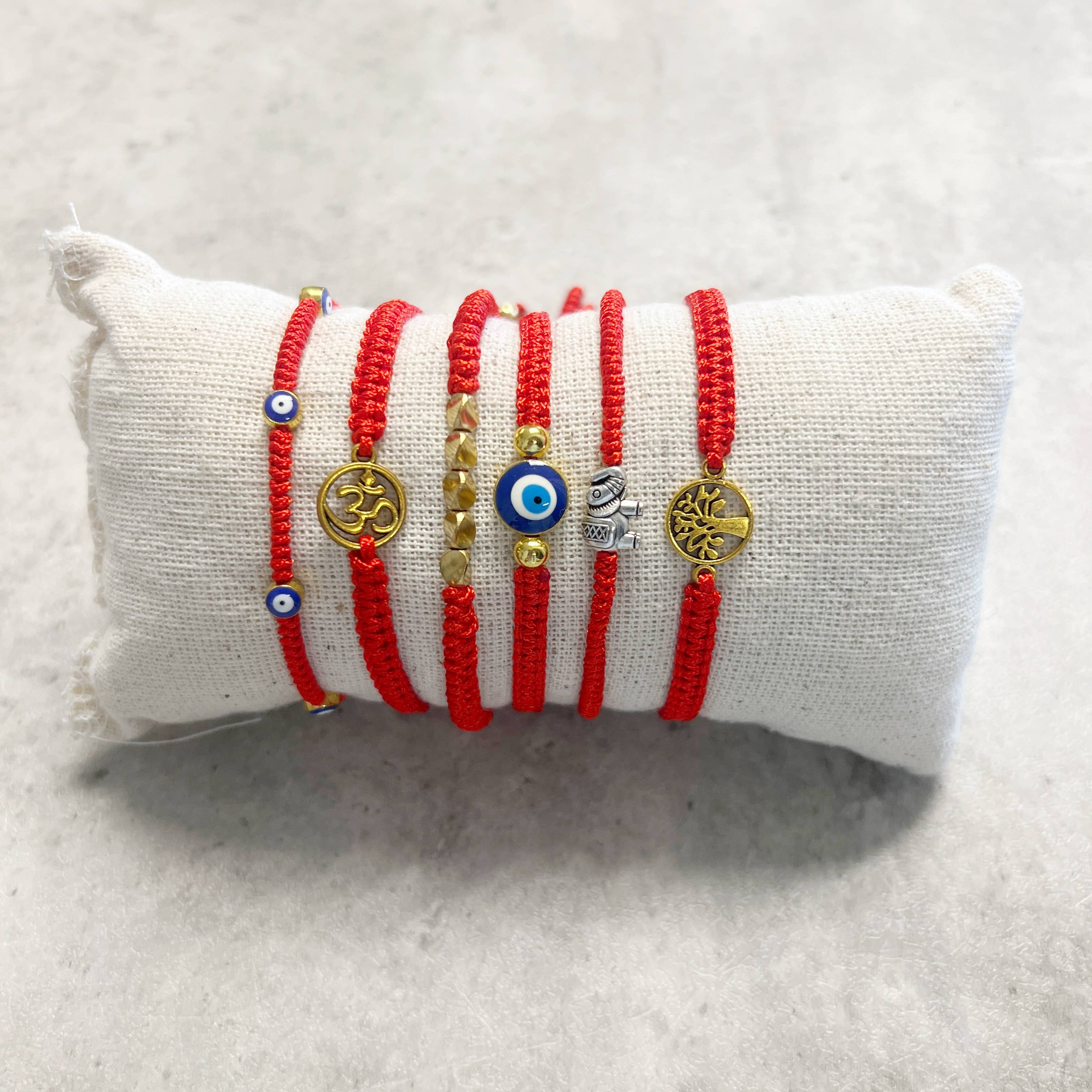 Gypsy Soul - Wholesale Bedelarmbandje - Fortune armband met rode draad en bedels - set van 6 stuks1