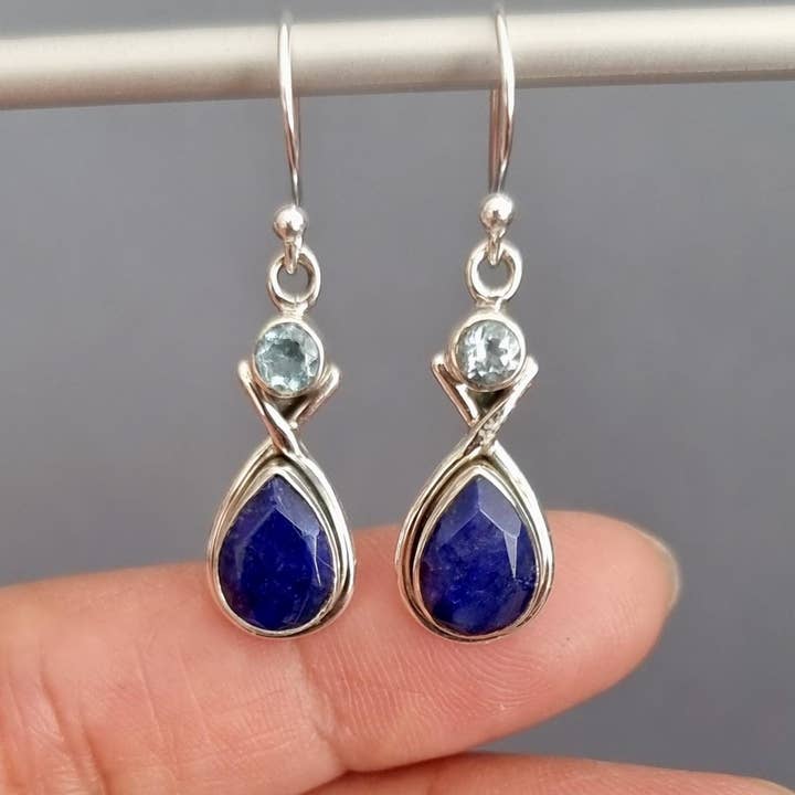 Elegante Tropfen-Saphir-Ohrringe mit Blautopas | 925 Sterlingsilber, E1SBT für den Großhandel von Mistry Gems