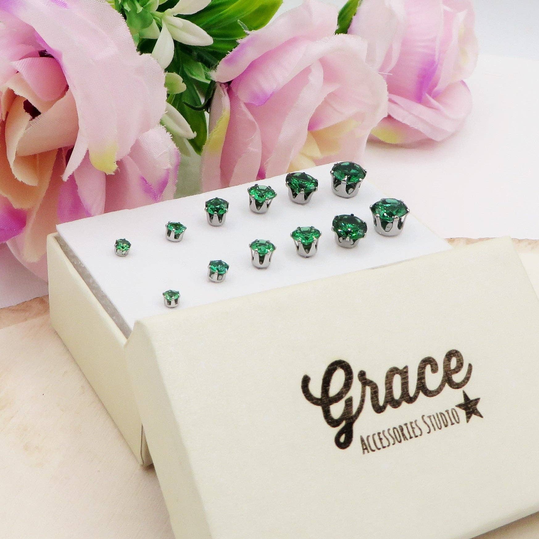 Daemon srls - Wholesale Sieradenset - Set van 6 paar roestvrijstalen oorknopjes met kubieke zirkonia – 12 stuks, 8 kleurvarianten10