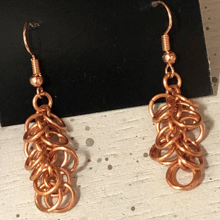 Orecchini Chainmaille Shaggy Loops per la vendita all'ingrosso da parte di Impulsive Creativity