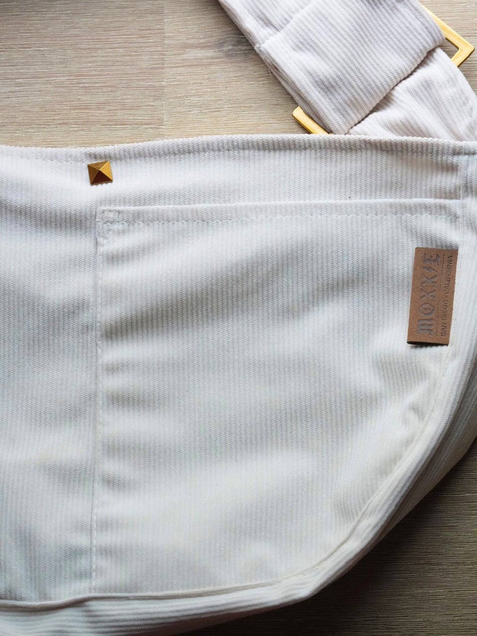 Bianco e Abbronzatura Marsupio portapet 'Tucker' di Moxxie in vendita all'ingrosso su Faire6