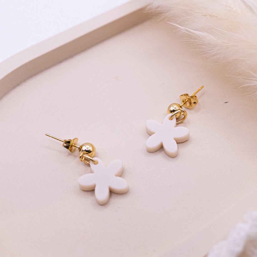 Tilda&Theo - Wholesale Dangle Earrings - Beige acrylic flower earrings - lightweight earrings2