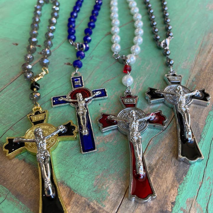 Crucifix en émail de Saint Benoît en forme de croix pour la vente par Love and Honor Jesus LLC