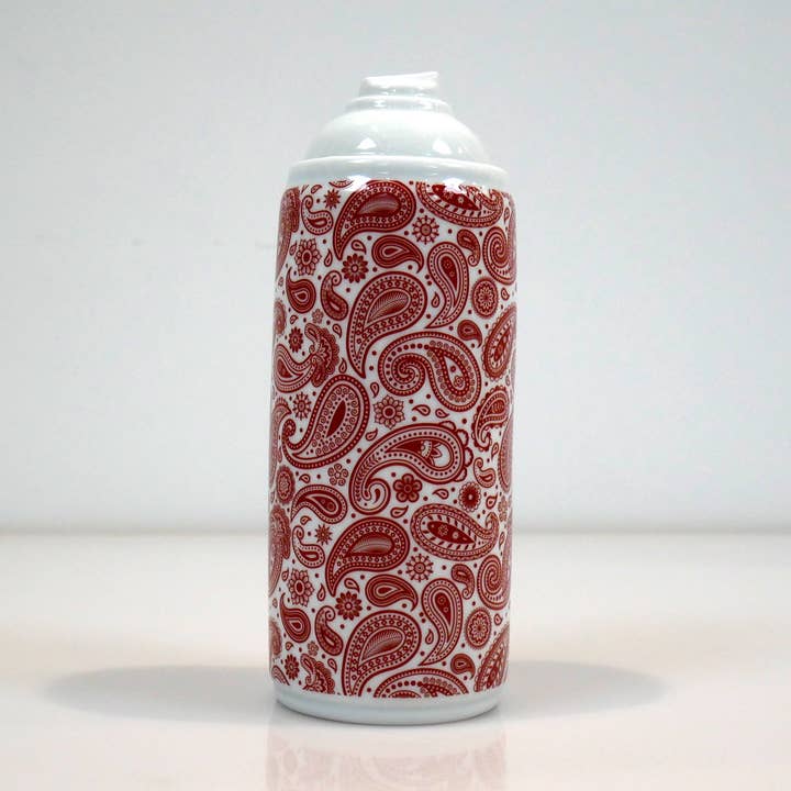 K.Olin Tribu – wholesale Dekorativt bordsobjekt – Spraymålningsburk Cashmere Red Porcelain av NoOn0