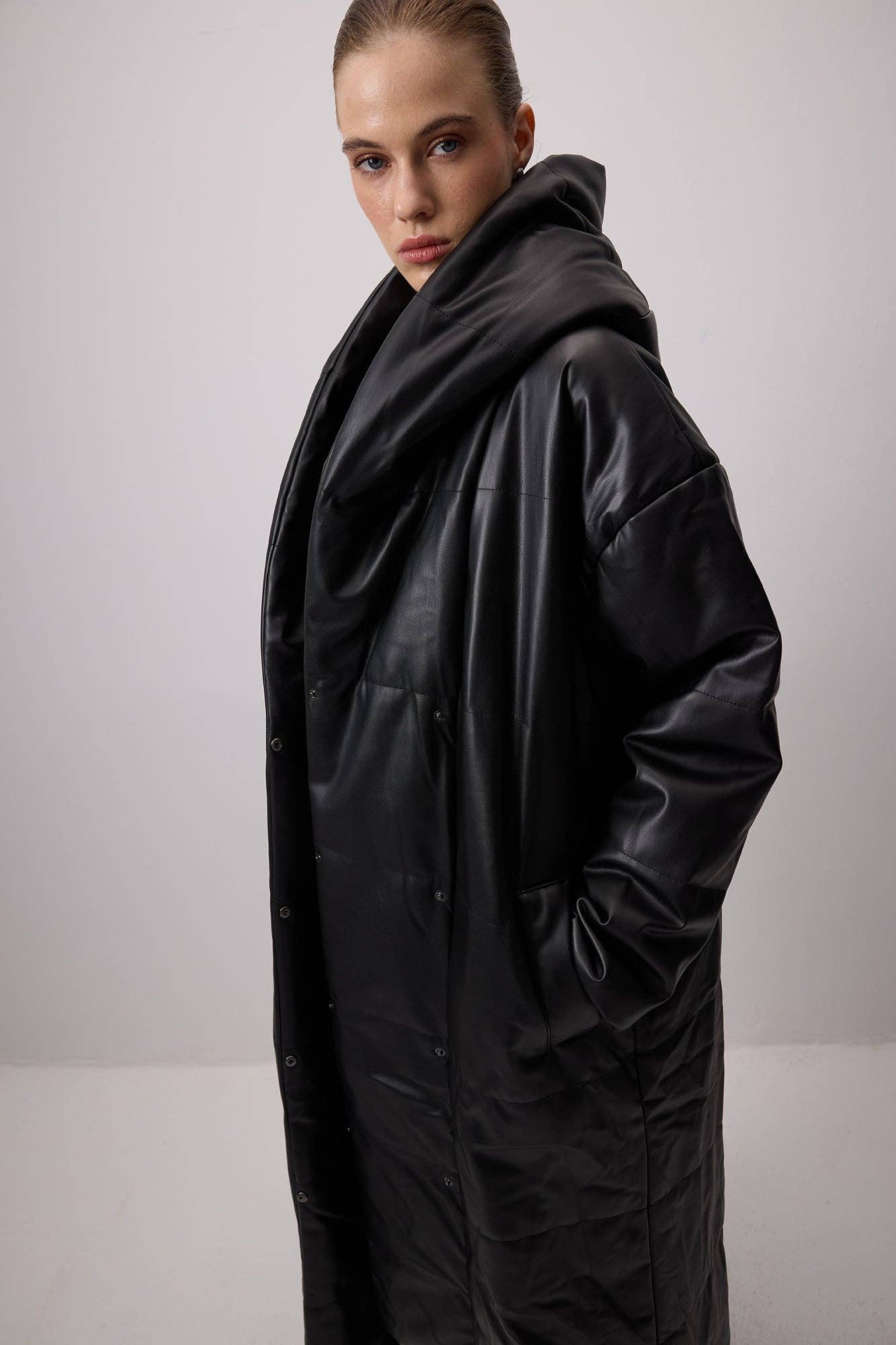 Svart HUVFÖRSÄDD MAXI VEGANSK LÄDERKAPPA för wholesale på Faire4