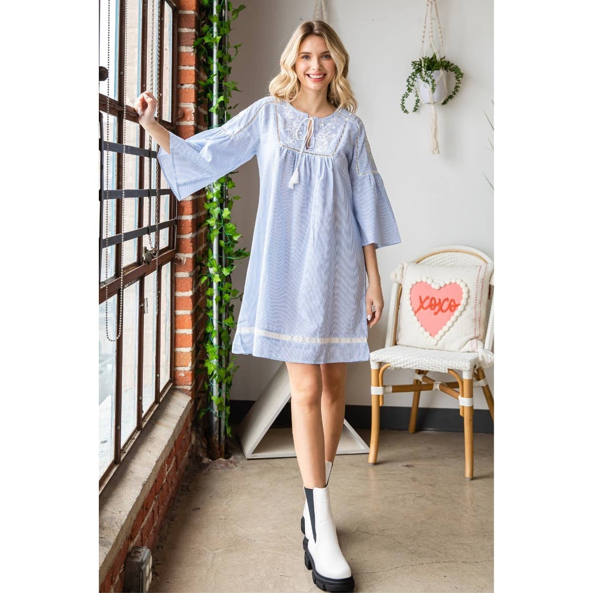Bleu Clair Haut de robe brodé à manches Flyaway en vente sur Faire4