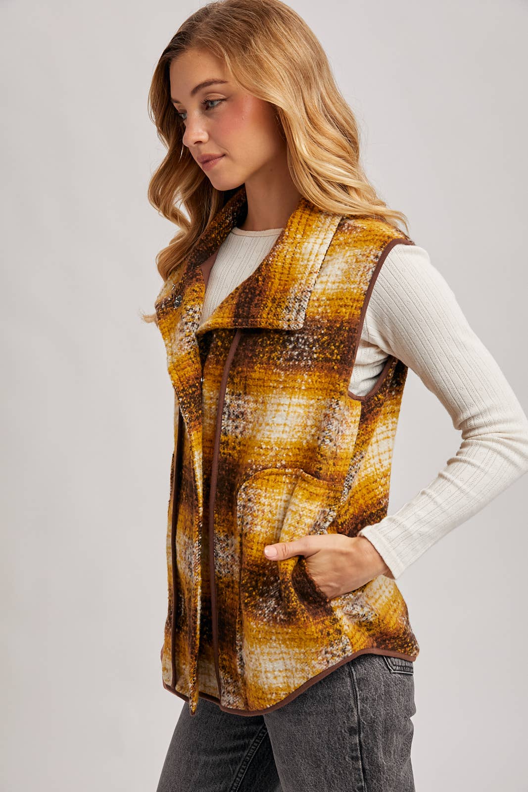 Bluivy – wholesale Outerwear Vest - Women’s – FLANNER PLAID VEST4