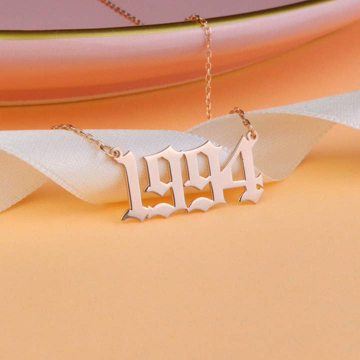 Collier avec numéro d'année personnalisé pour la vente par Gowa Design
