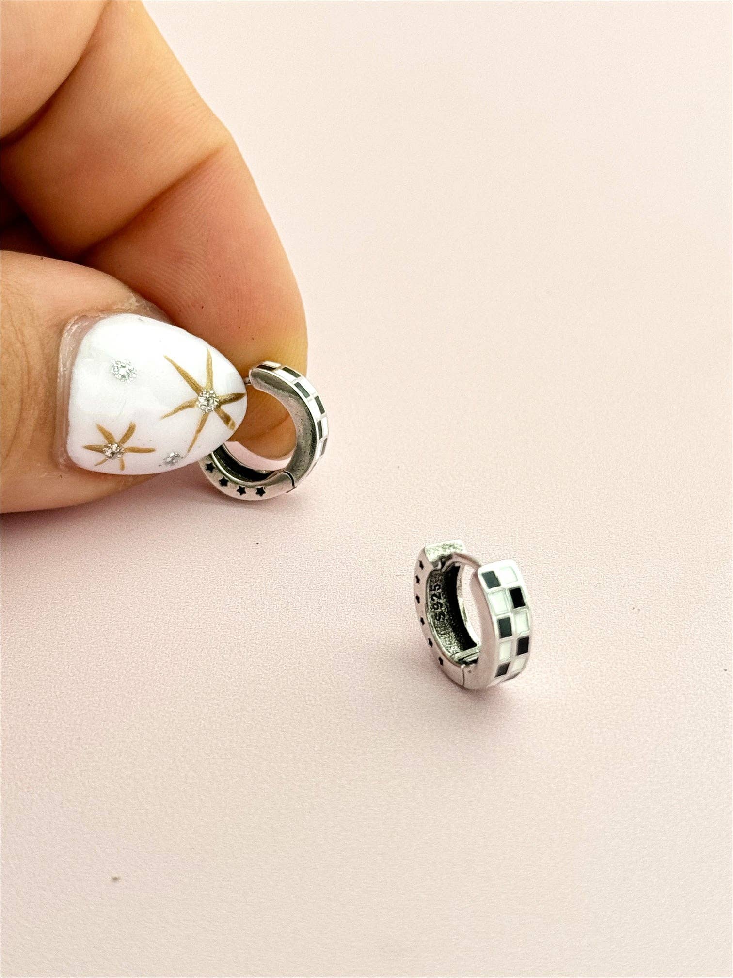 Golden Hour Designs – Großhandel Huggie-Ohrring – Karierte Huggie-Ohrringe - Hypoallergen, Punk, Kantig, Spaß.6