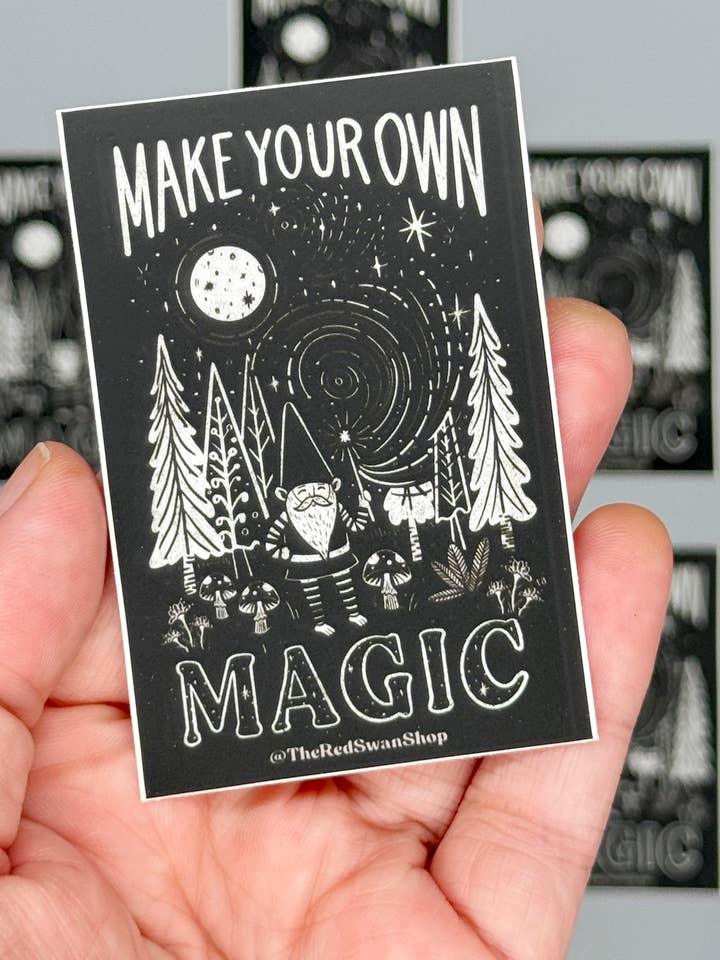 Vinyl-Aufkleber mit Gnome-Motiv — Make Your Own Magic für den Großhandel von The Red Swan Shop