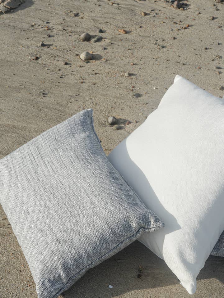 Seaside Smooth Grey Outdoor Kussen voor wholesale door Anaya Home