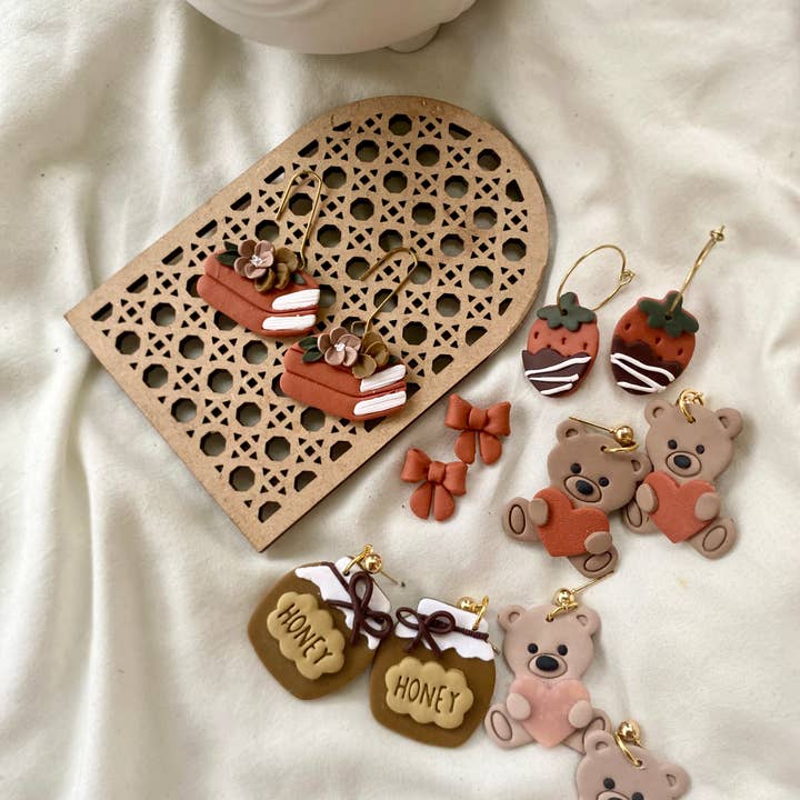 Terra Made – Engroshandel Hængeøreringe og creoløreringe – blomstret stak af bogøreringe2