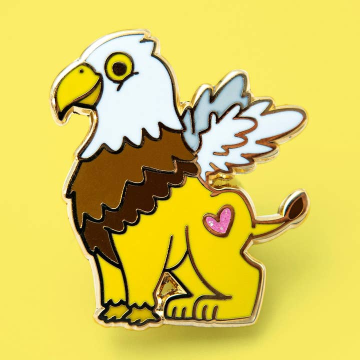 Griffioen emaille pin - mythische wezens reversspeld voor wholesale door Leon Römer Illustraties
