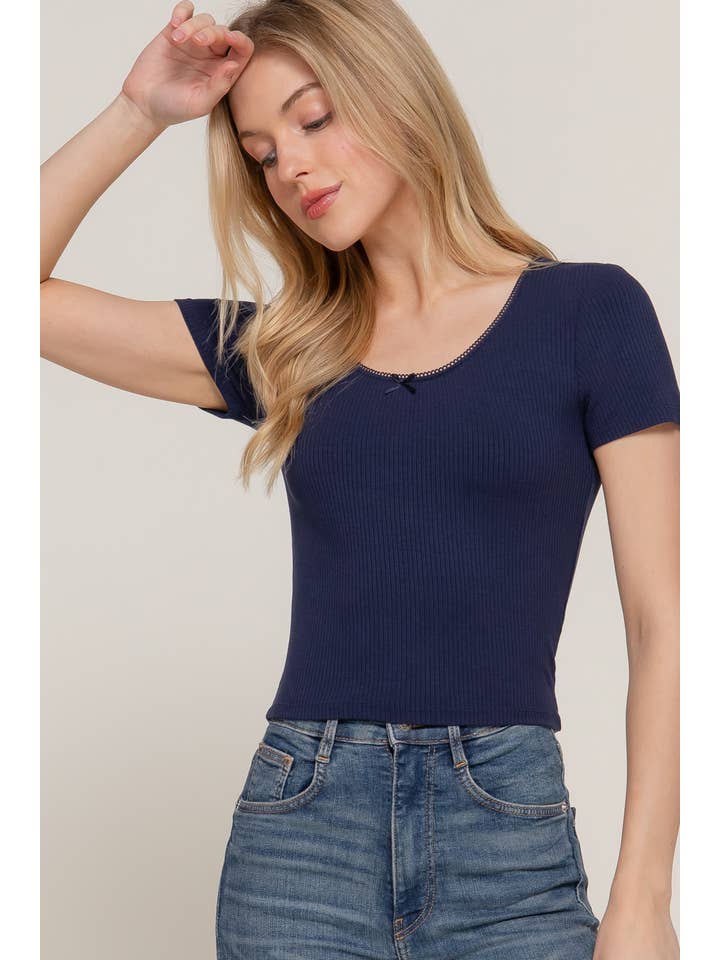 Active Basic | Active USA – wholesale Stickad topp - Dam – Kortärmad topp med rund halsringning, spets och satinrosett i ribbstickat tyg15