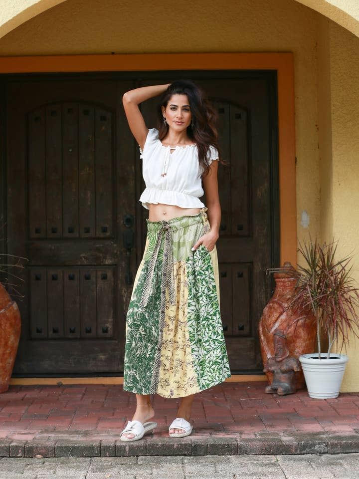 Jungle Dreams Oliv Patchwork Knappar Kjol för wholesale av Sacred Threads